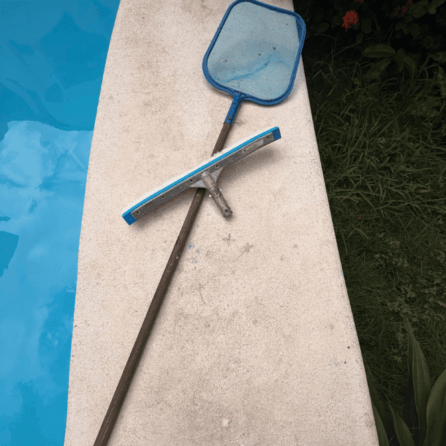 swimming pool cleaning service