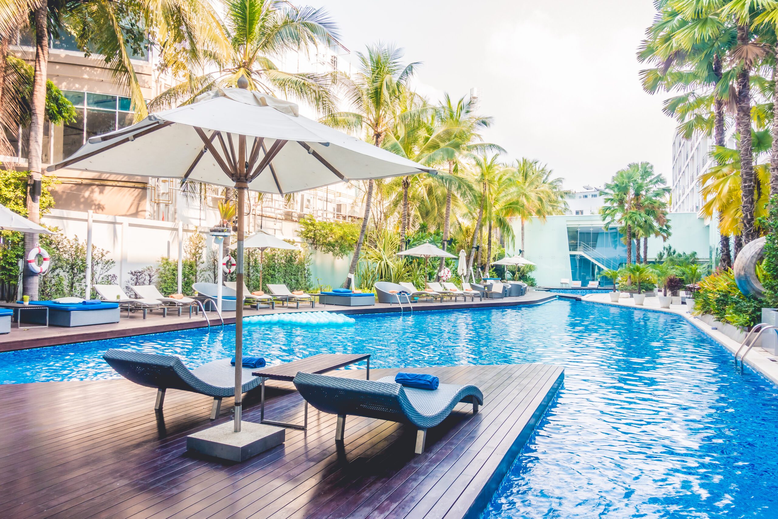 swimming pool cleaning service
